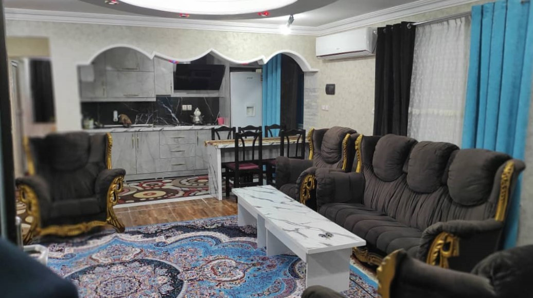 اتاق پذیرایی و آشپزخانه