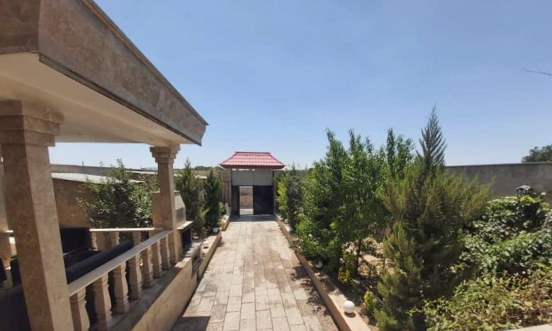 حیاط و درب ورودی اقامتگاه