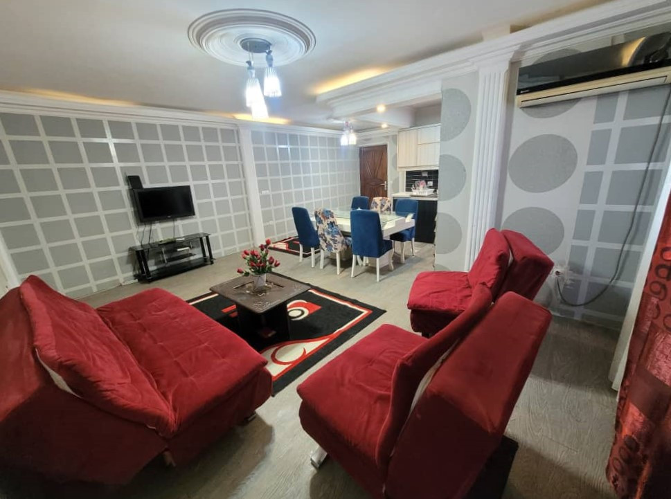 اتاق پذیرایی و آشپزخانه