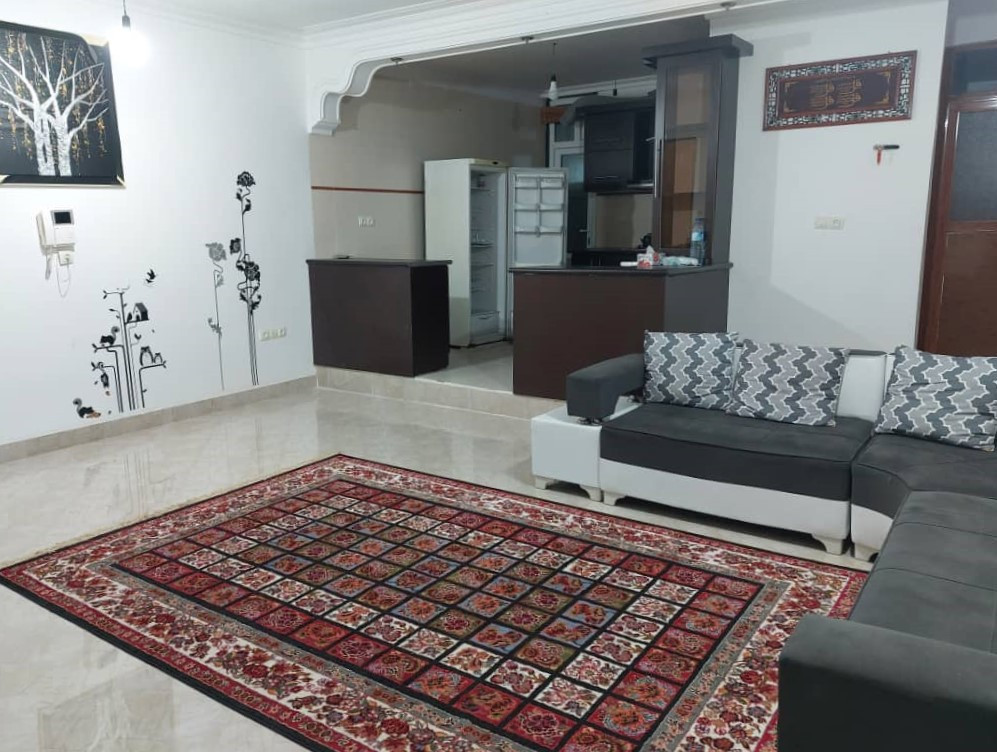 اتاق پذیرایی و آشپزخانه