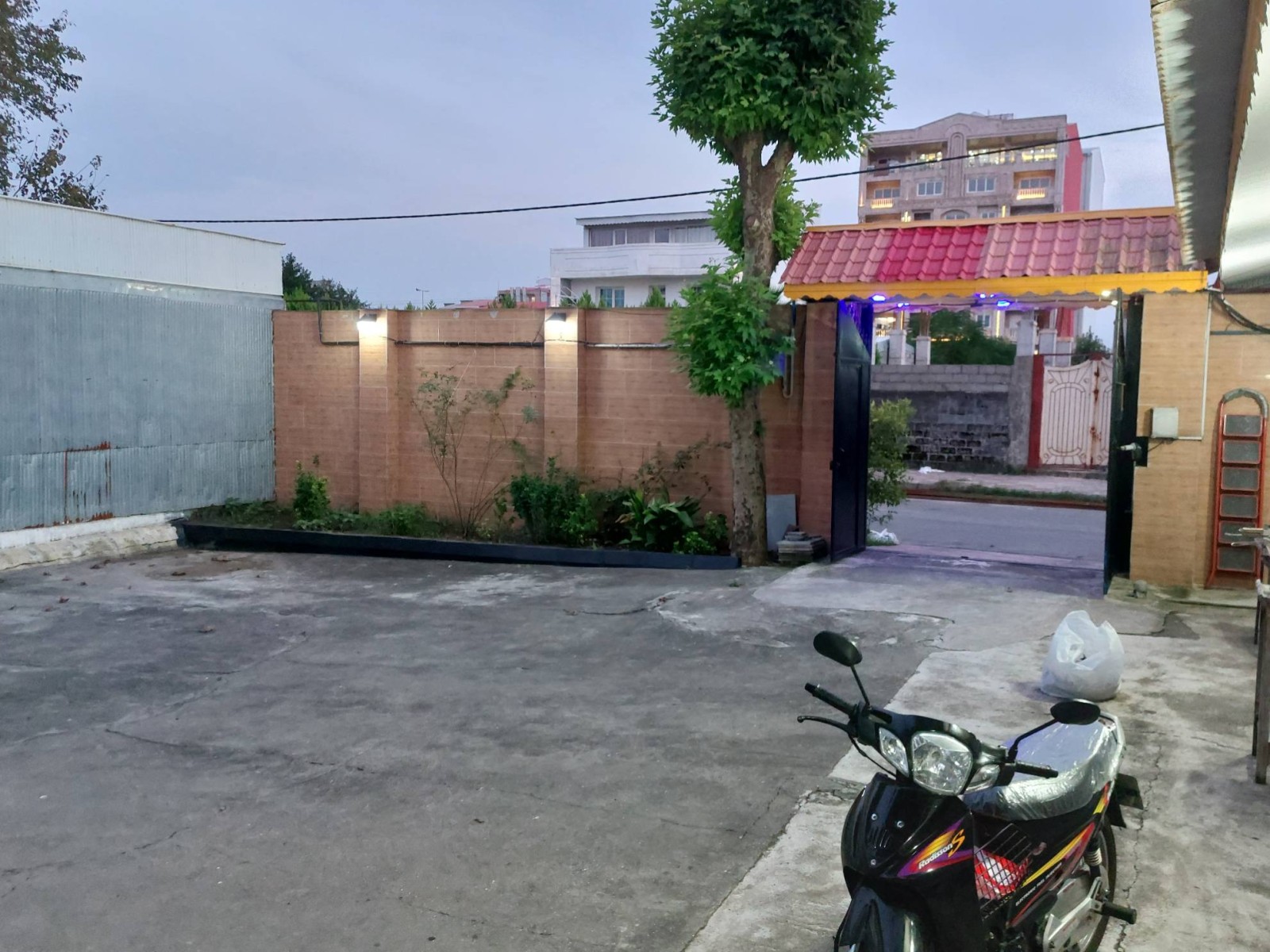 ورودی اصلی و حیاط