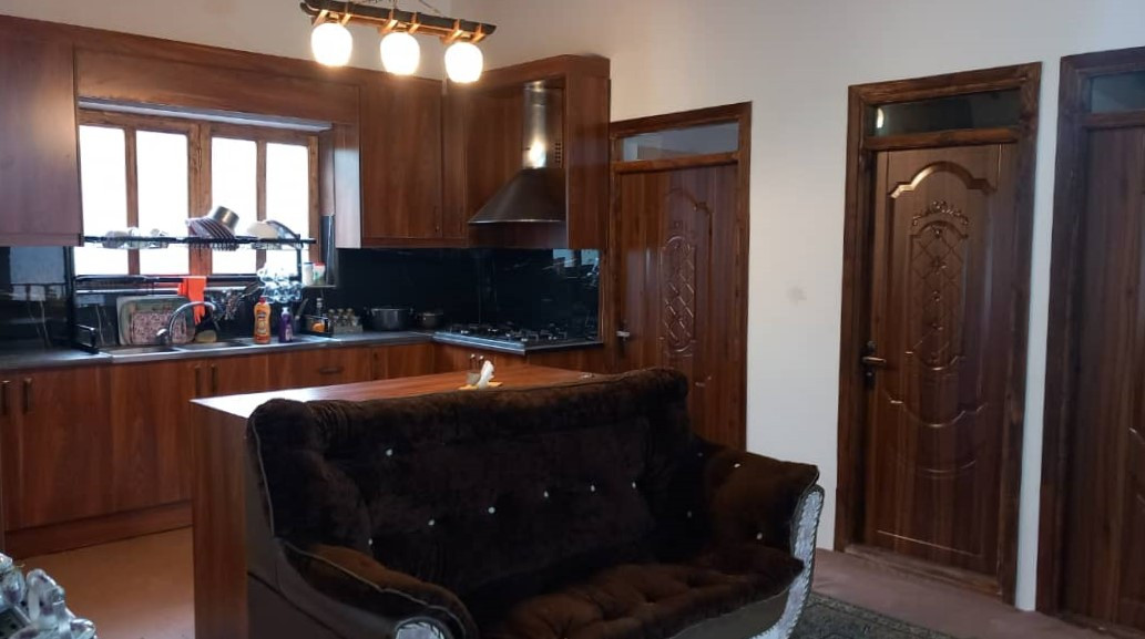 اتاق پذیرایی و آشپزخانه