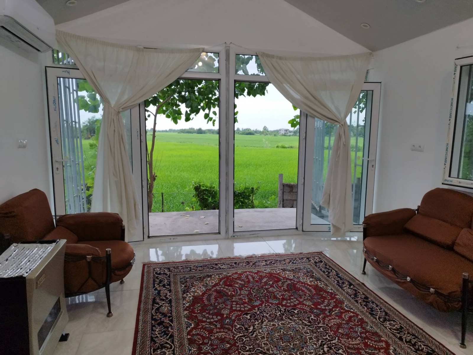 سالن وسط سالن وسط