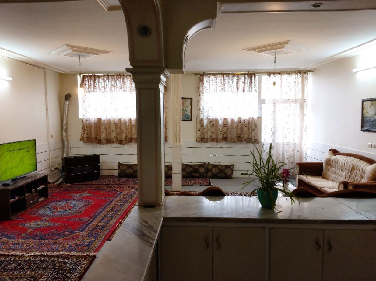 اتاق پذیرایی و آشپزخانه