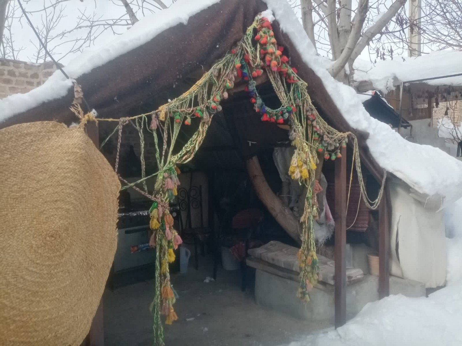 سیاه چادر محوطه