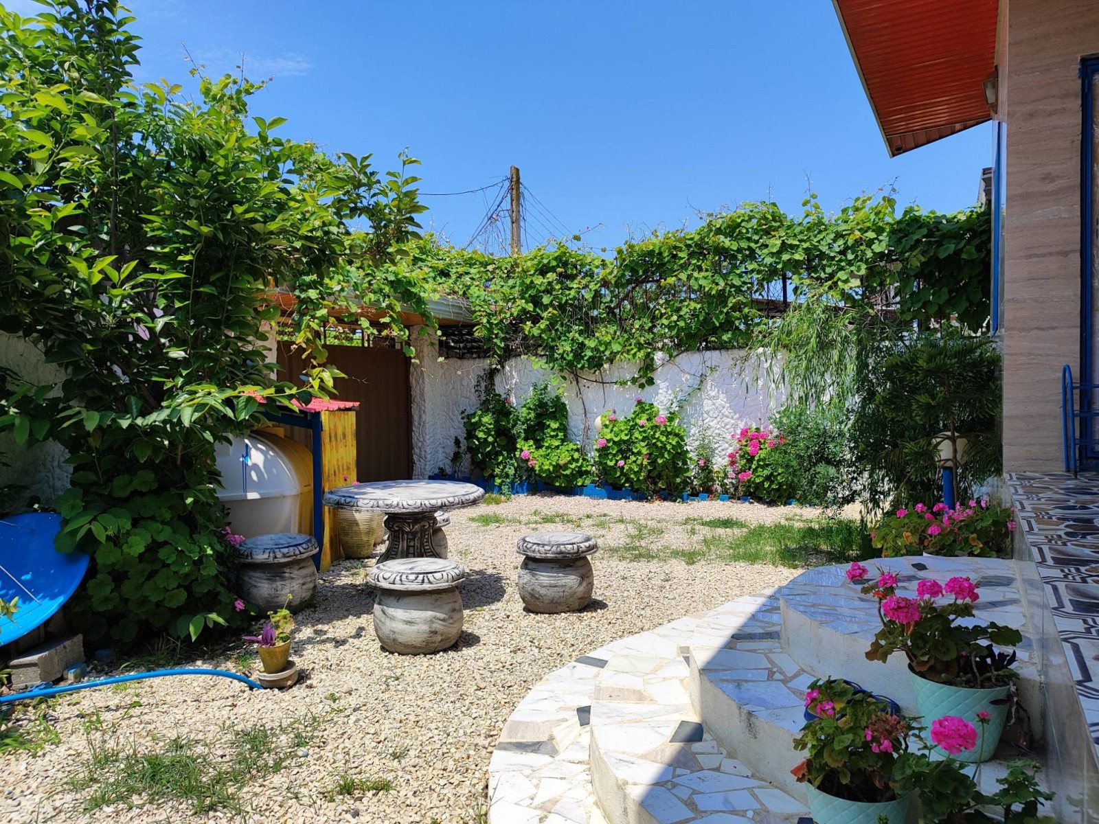 نمای بیرونی ساختمان