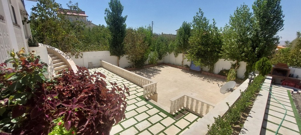 تراس و حیاط