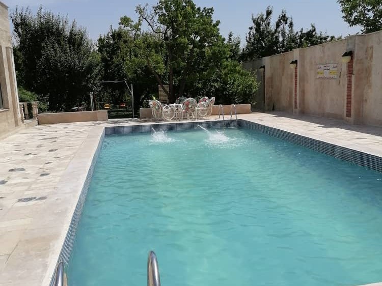 نمای استخر و محوطه استخر