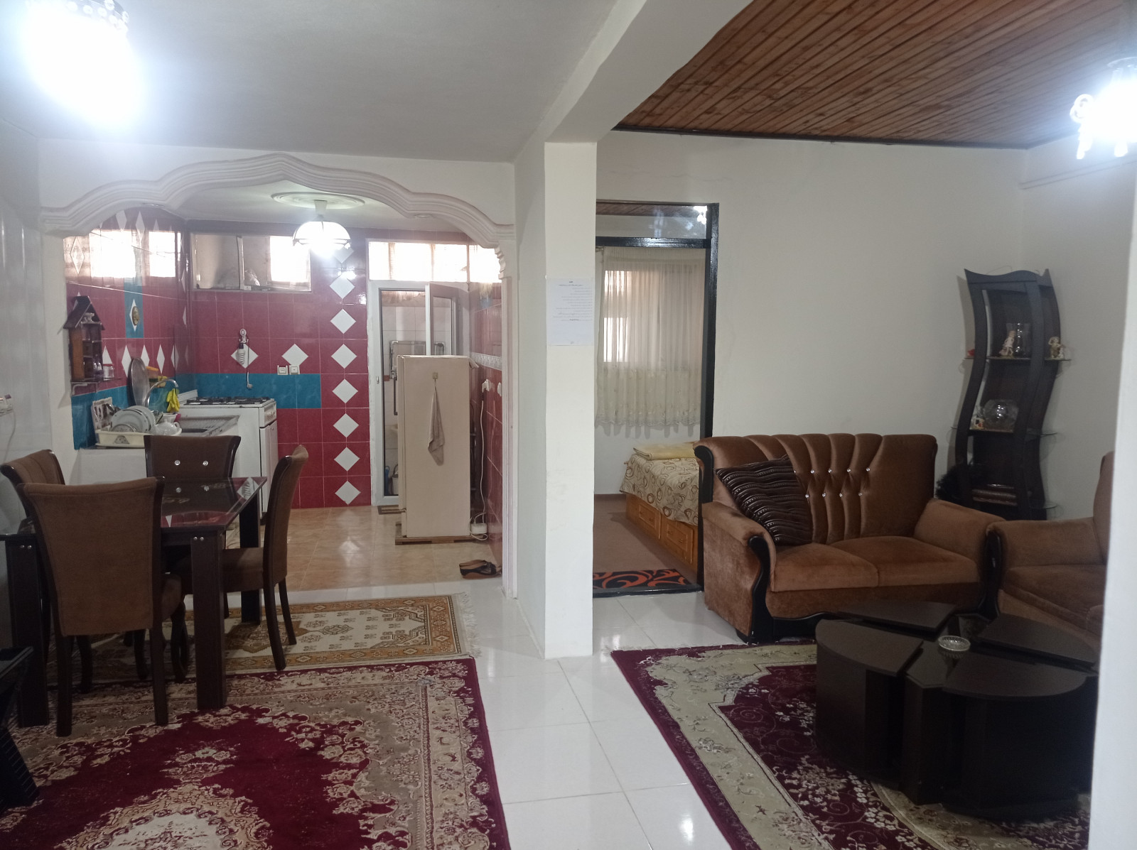 اتاق پذیرایی و آشپزخانه