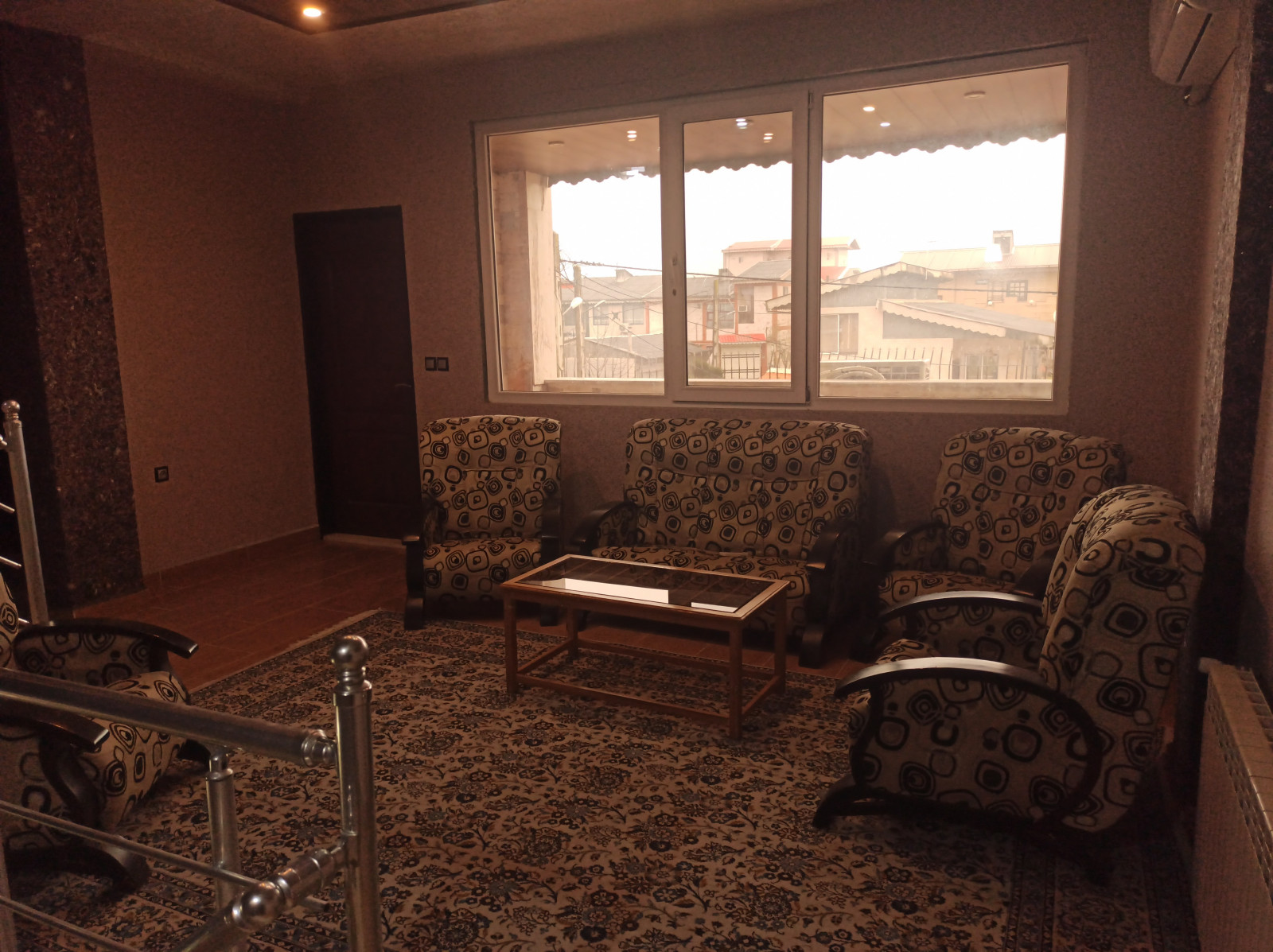 اتاق پذیرایی طبقه اول