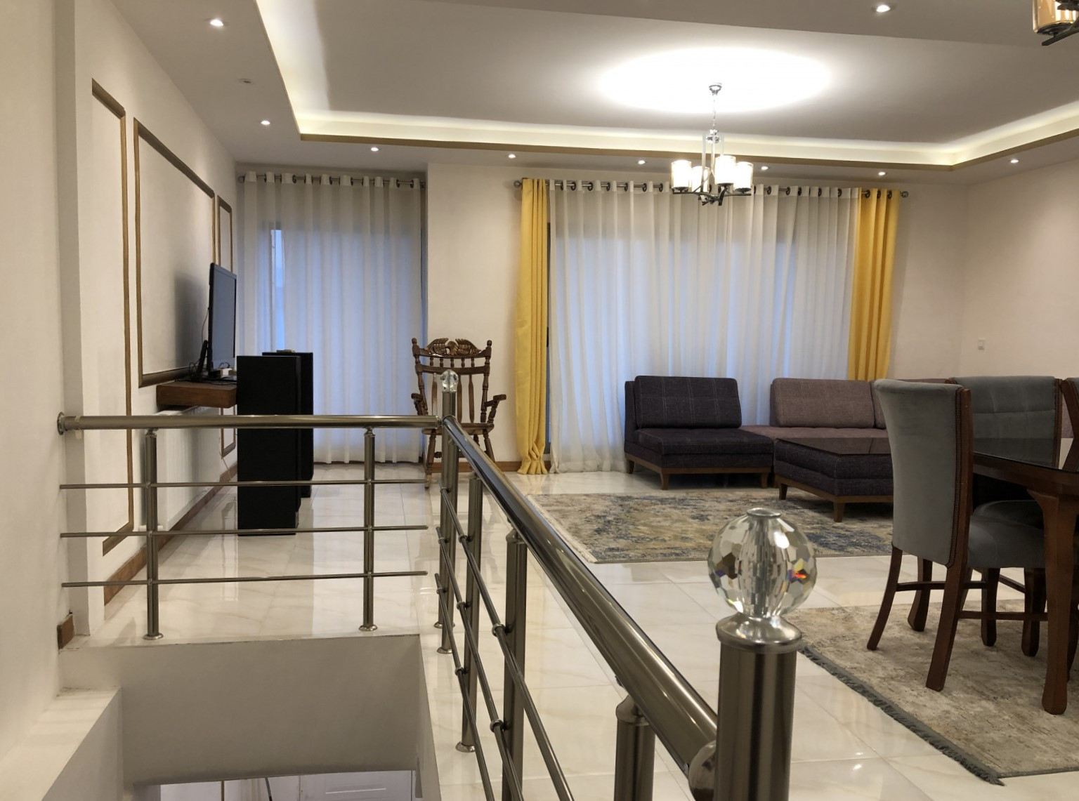 اتاق پذیرایی طبقه اول