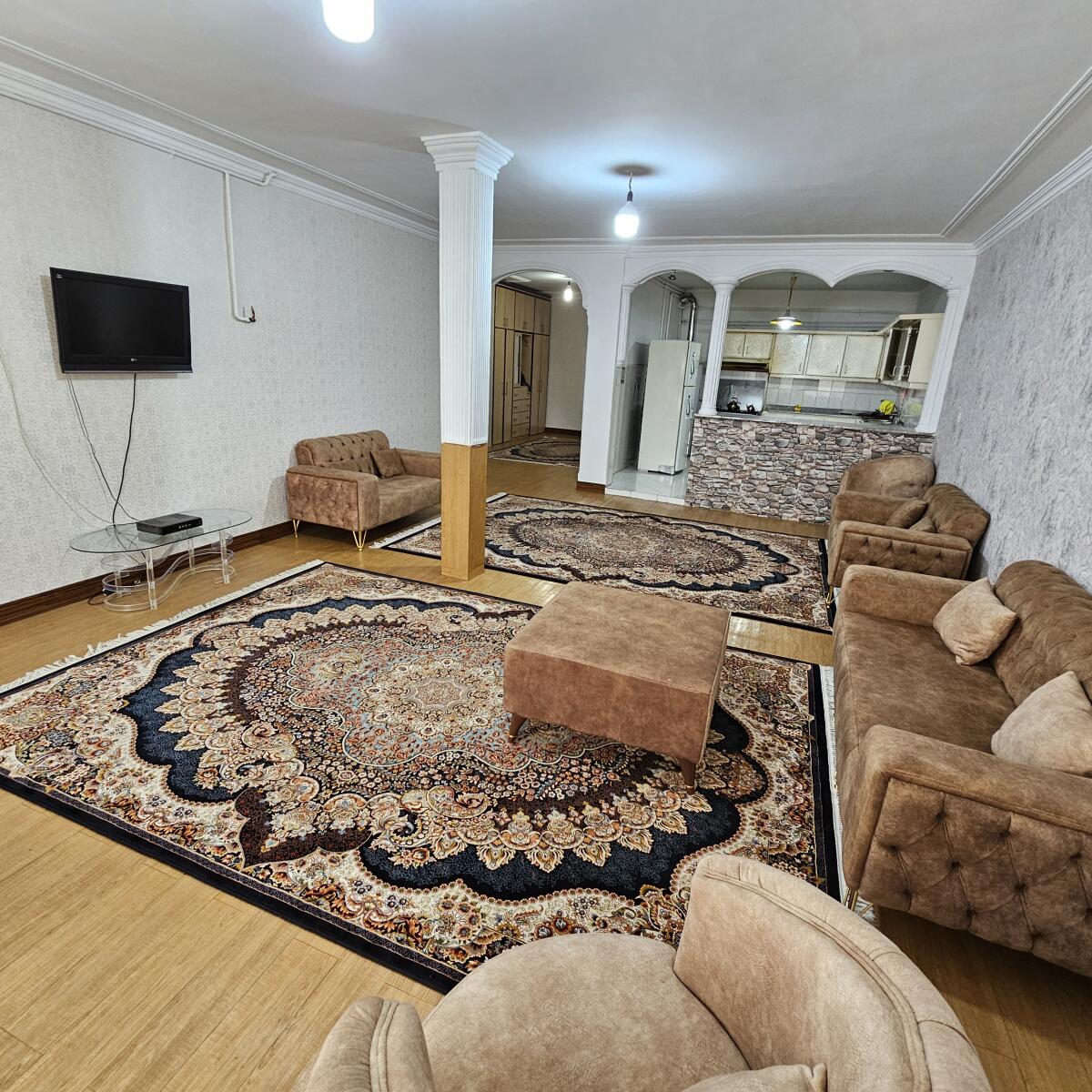 اتاق پذیرایی و آشپزخانه