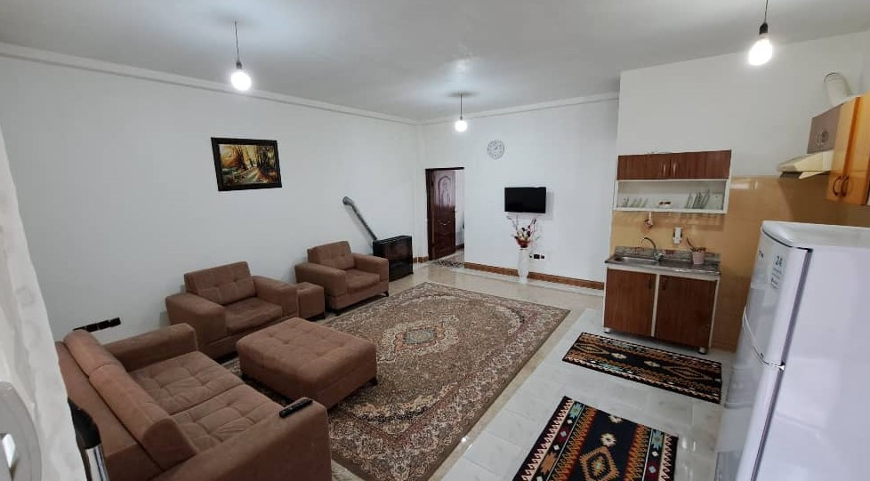 اتاق پذیرایی و آشپزخانه