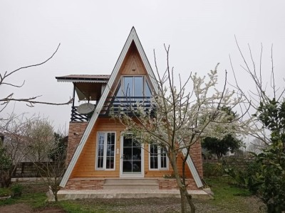 کلبه چوبی سوئیسی با دوچرخه دونفره