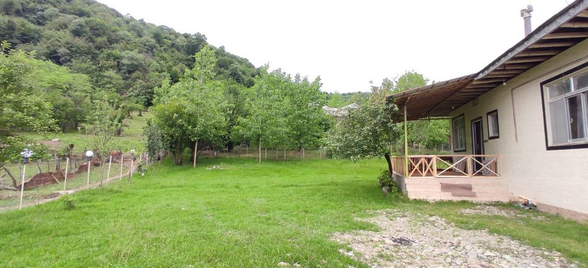 نمای اقامتگاه و حیاط