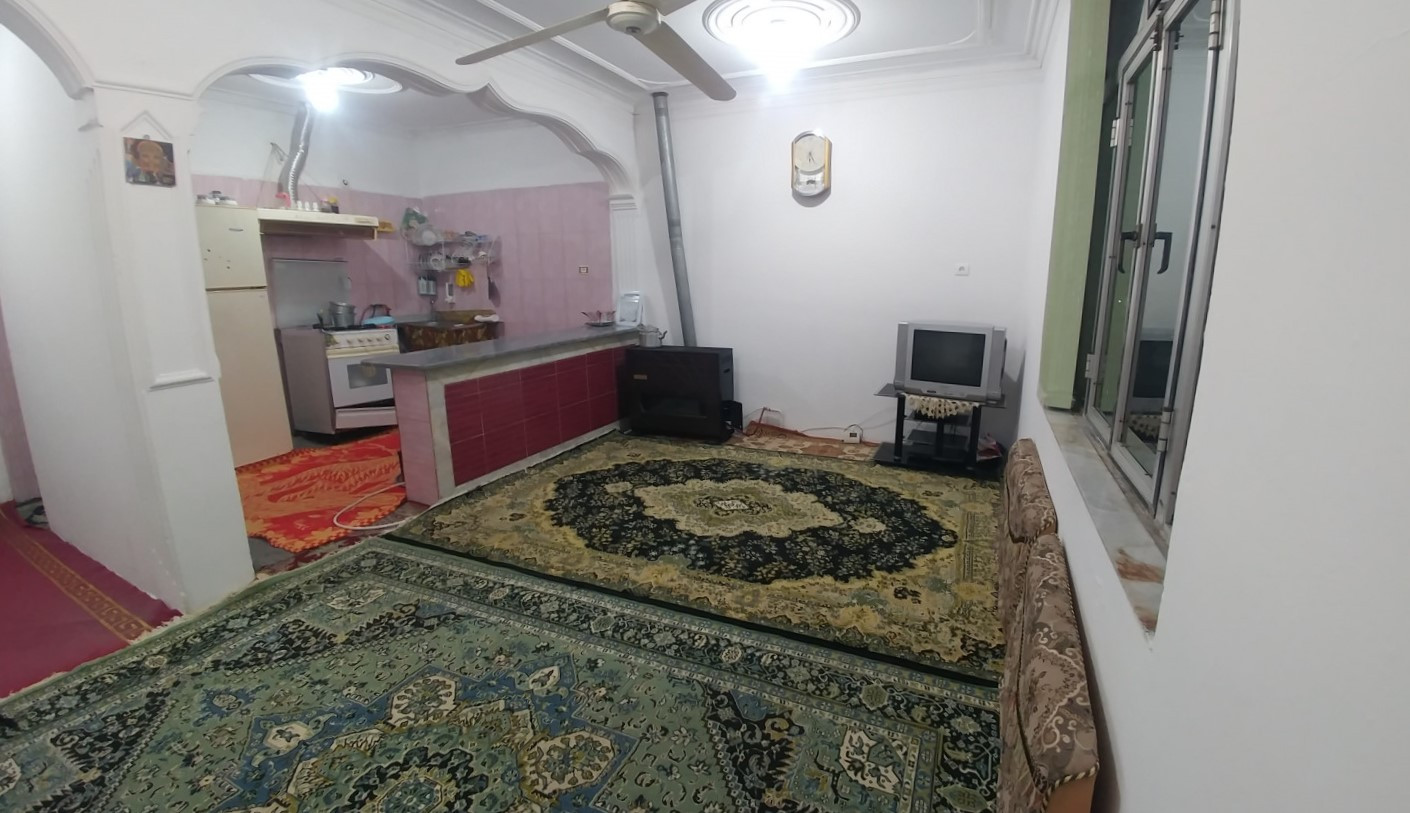 اتاق پذیرایی و آشپزخانه