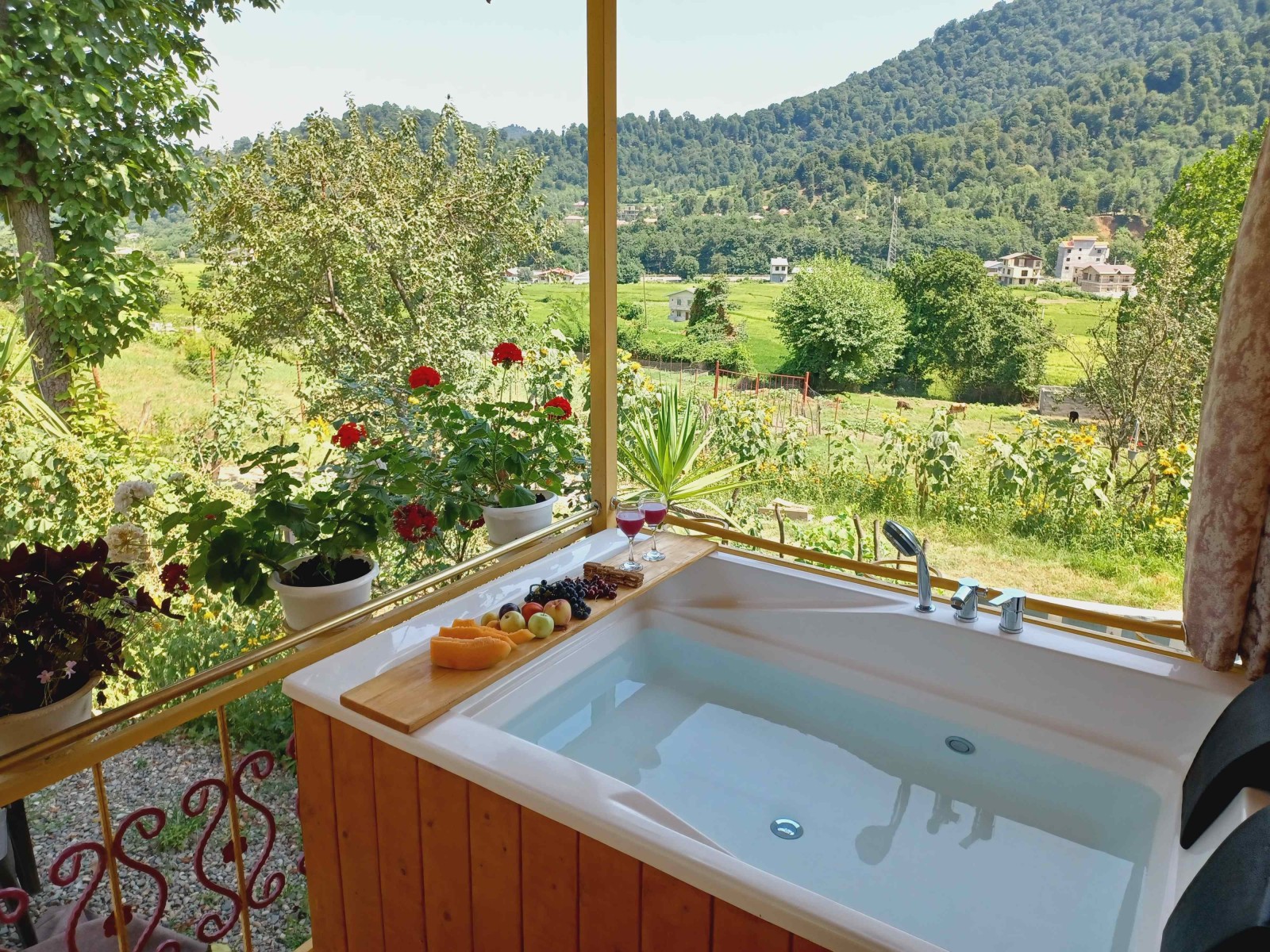 وان جکوزی کلبه چوبی در تراس