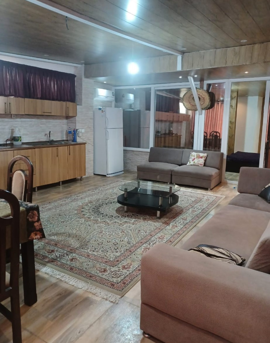 اتاق پذیرایی و آشپزخانه