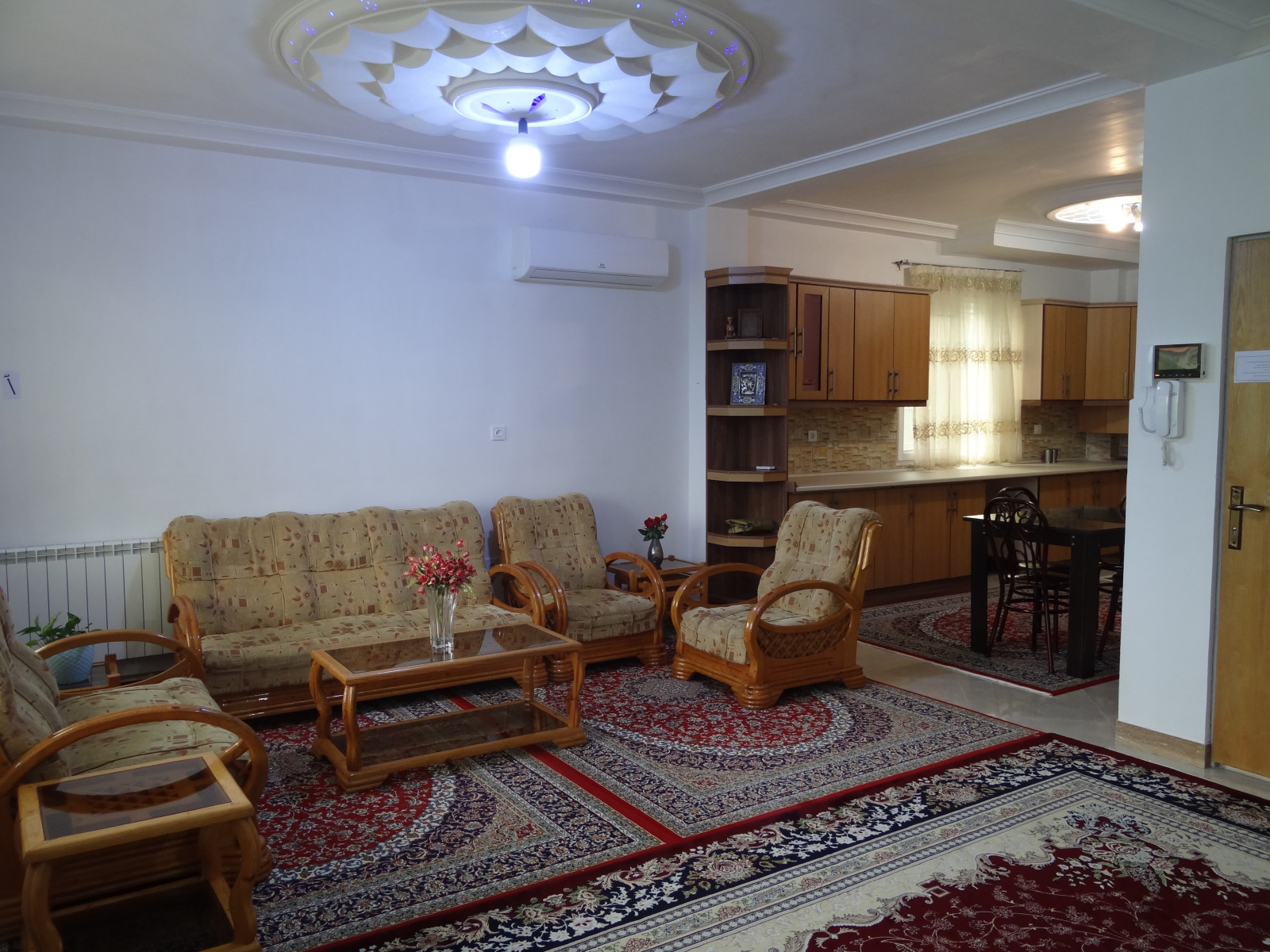 سالن پذیرایی و آشپزخانه
