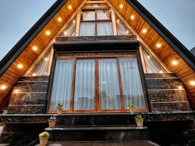 کلبه چوبی و سنگی، استخر دار