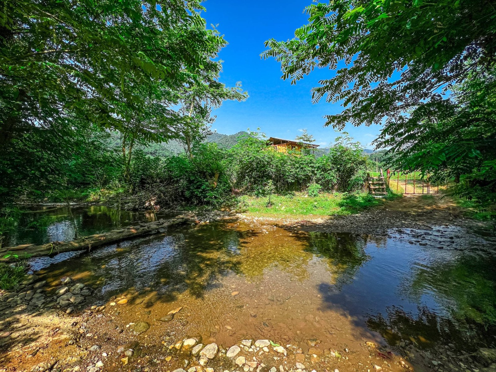 رودخانه جلوی کلبه