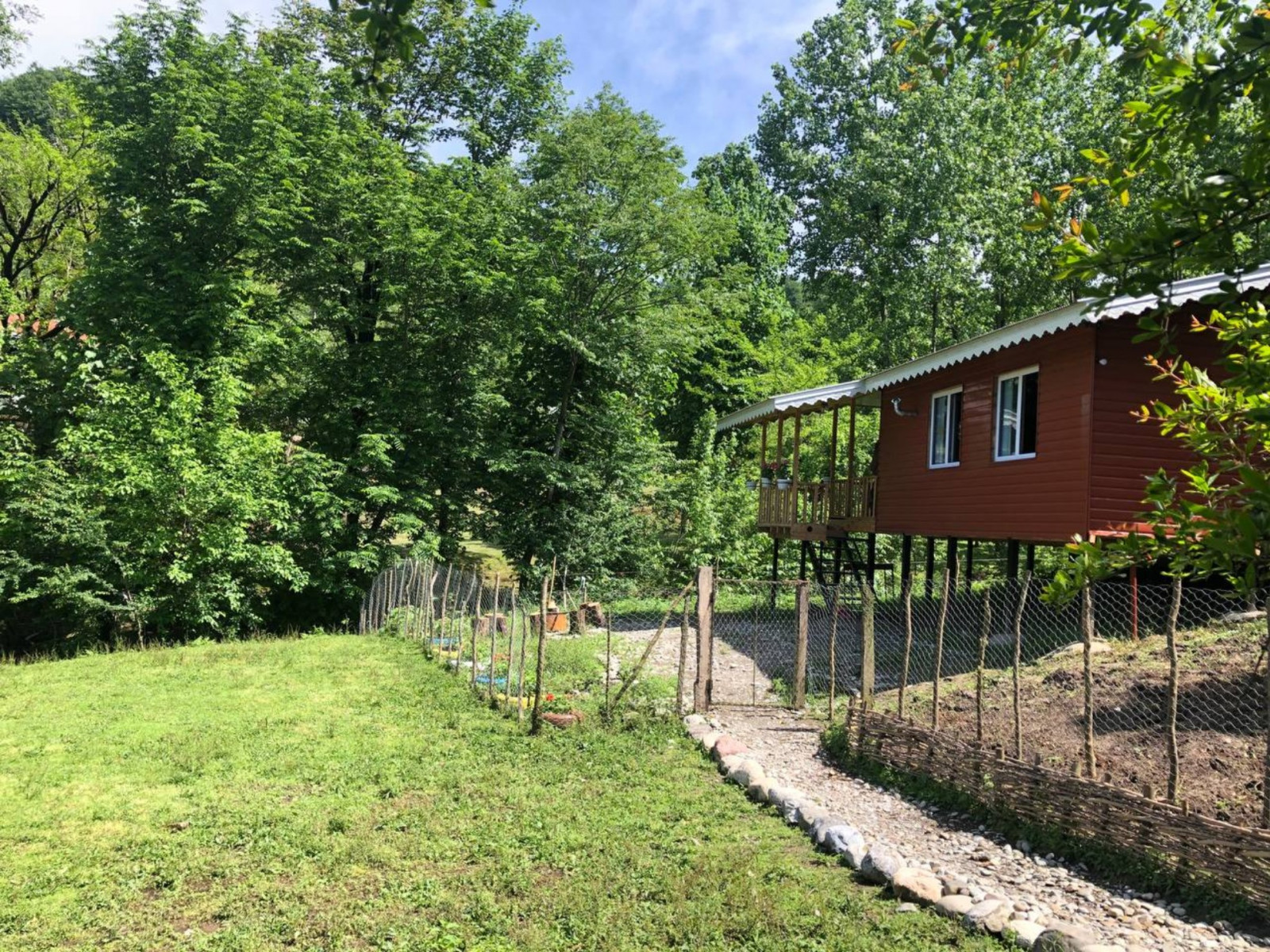 نمای پشت و بغل کلبه از پارکینگ