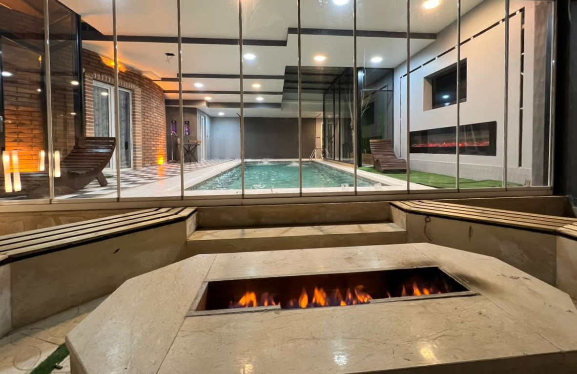 آتشگاه و نشیمن چوبی اطراف