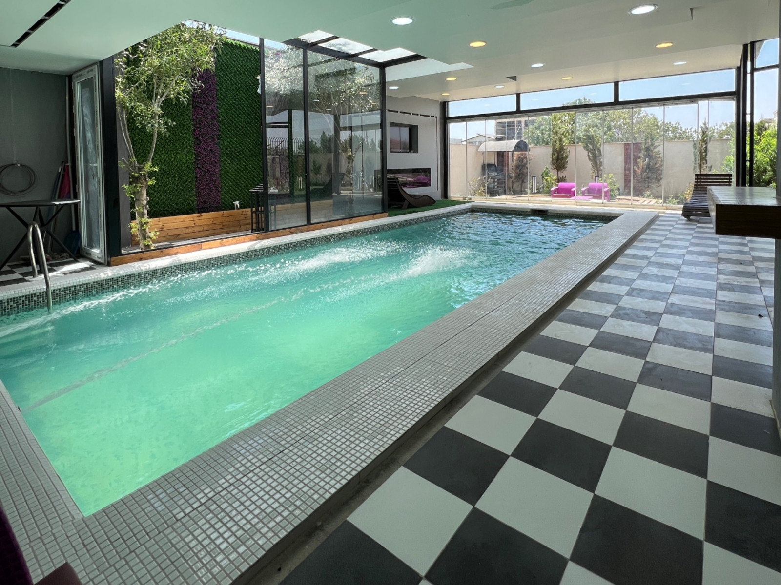 استخر با اتریوم طبیعی