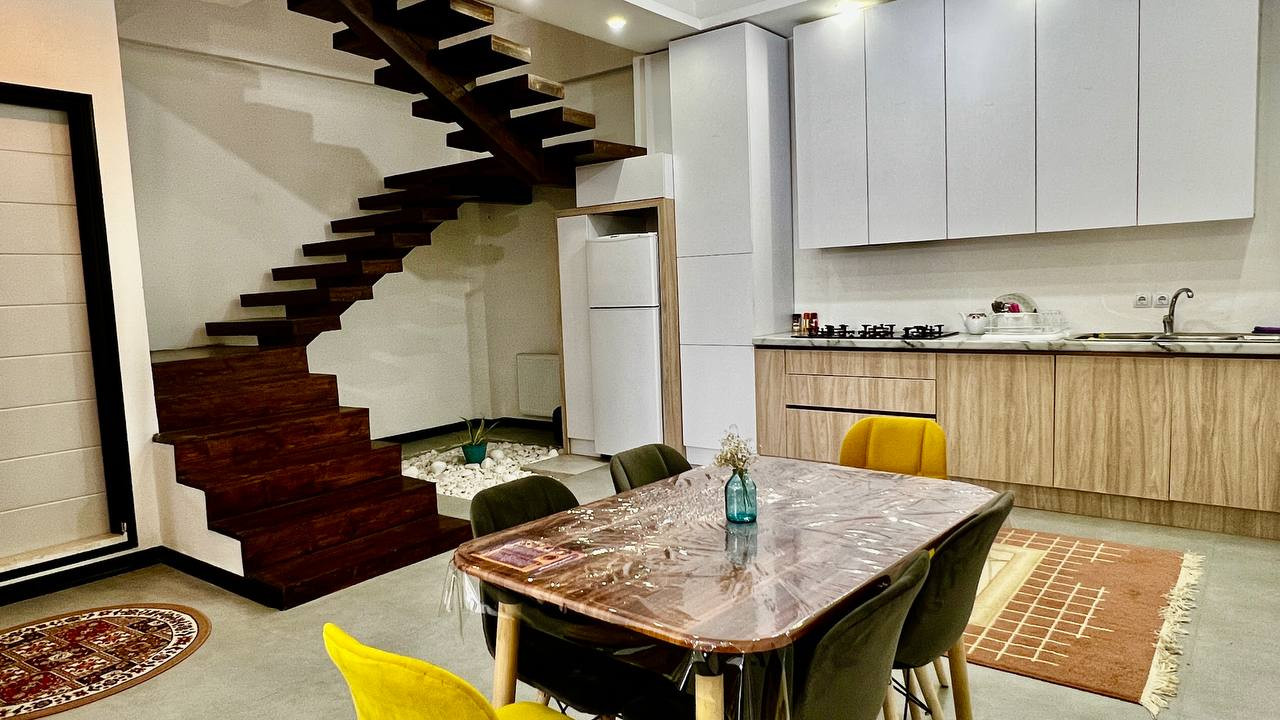 غذاخوری و آشپزخانه در همکف غذاخوری و آشپزخانه در همکف