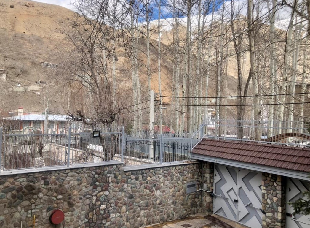 درب ورودی اقامتگاه