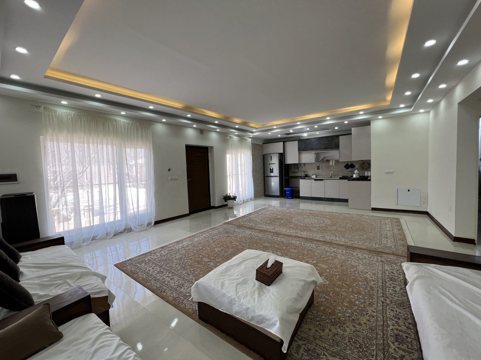 اتاق پذیرایی و آشپزخانه