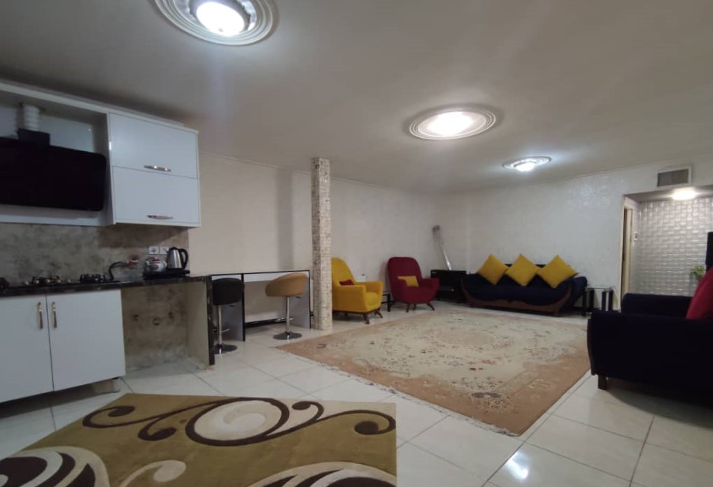 اتاق پذیرایی و آشپزخانه