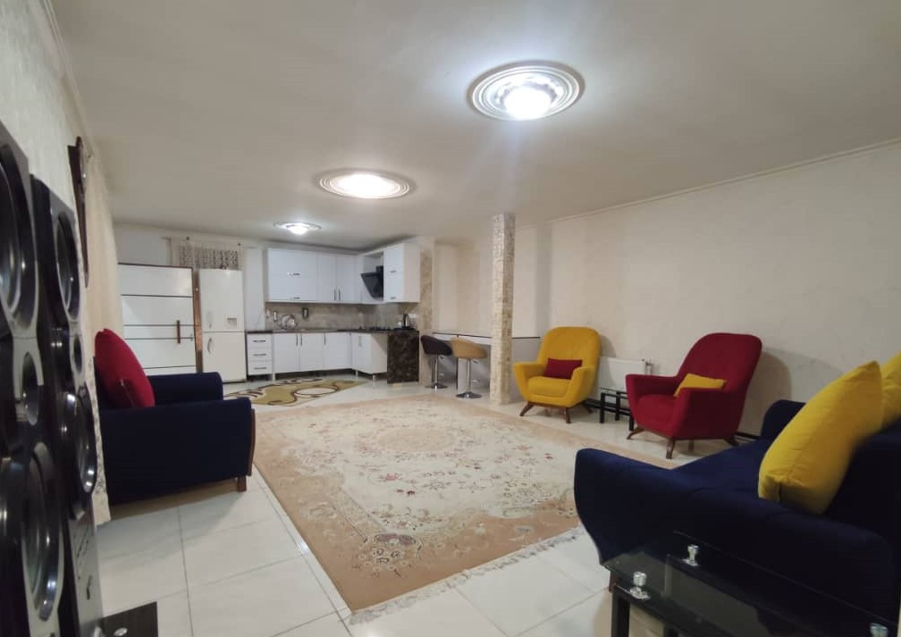 اتاق پذیرایی و آشپزخانه