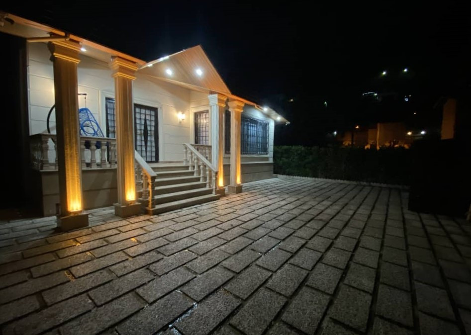 نمای اقامتگاه و حیاط