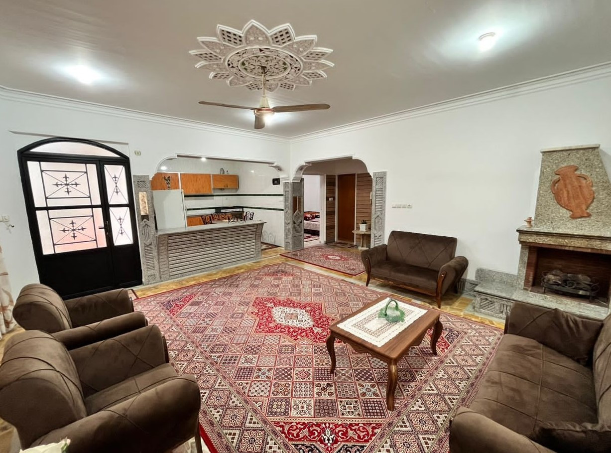 اتاق پذیرایی و آشپزخانه