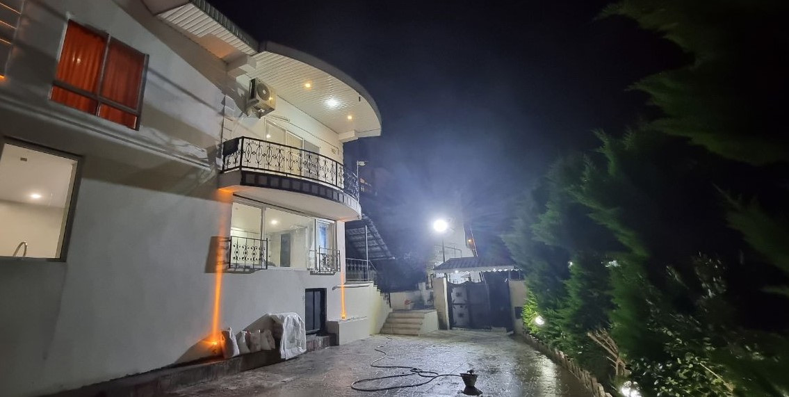 نمای اقامتگاه و حیاط نمای اقامتگاه و حیاط