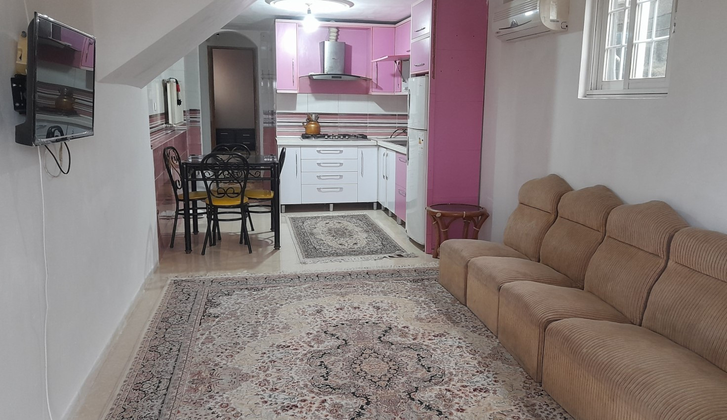 اتاق پذیرایی و آشپزخانه
