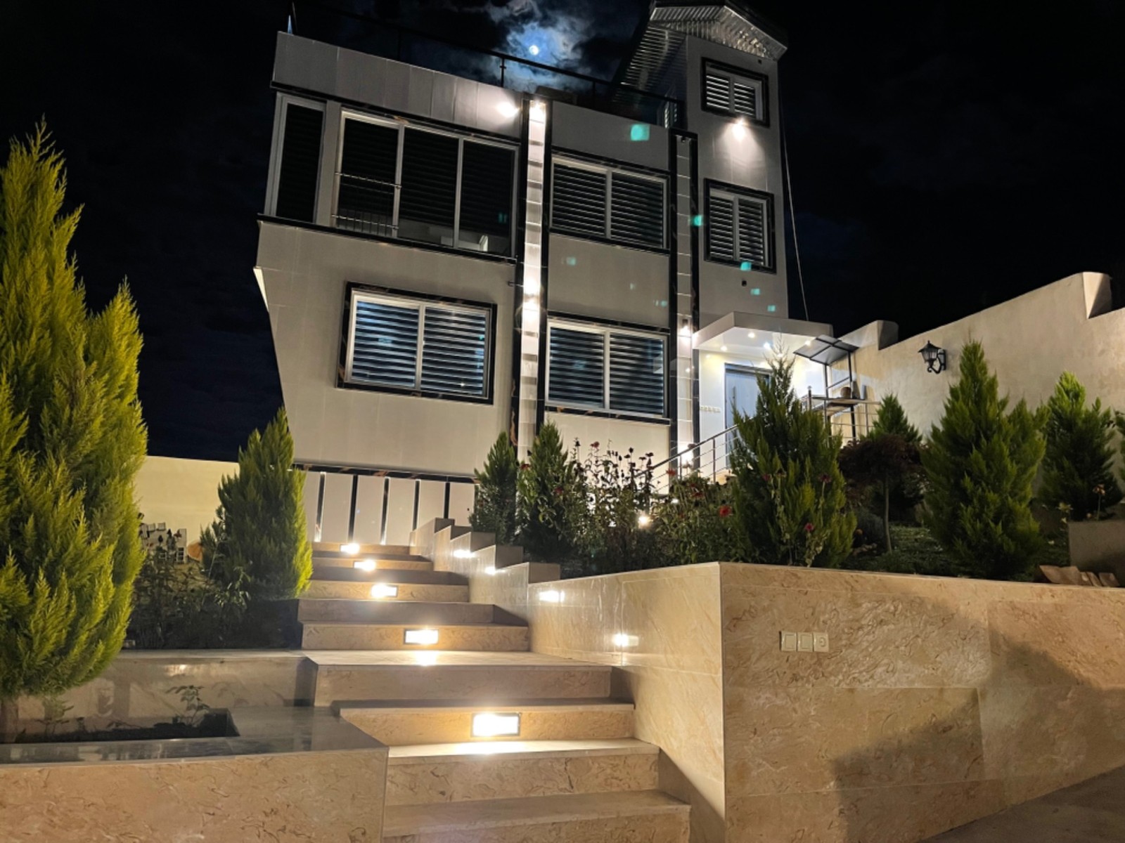 نمای بیرونی ساختمان در شب