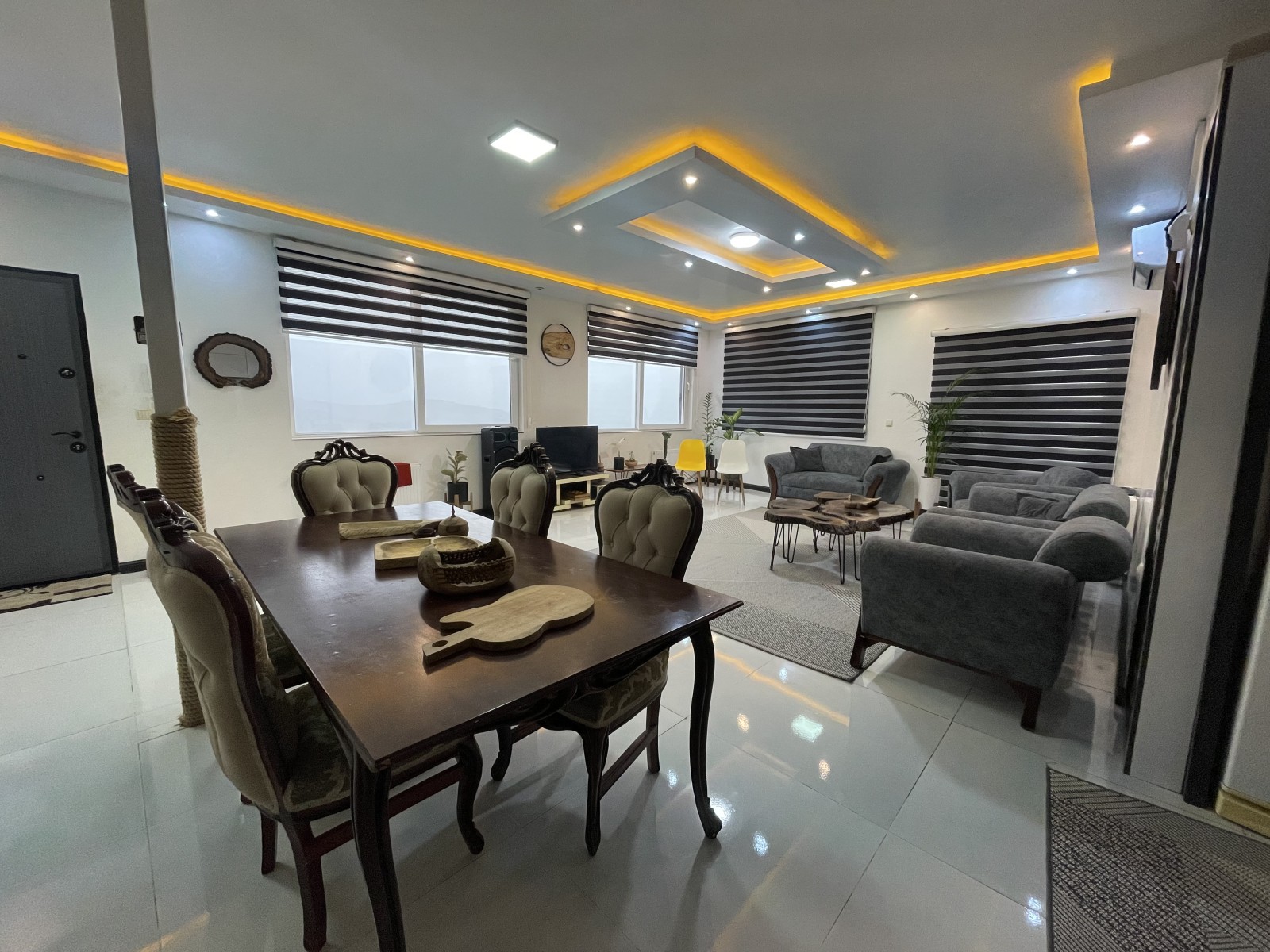 اتاق پذیرایی و اشپزخانه