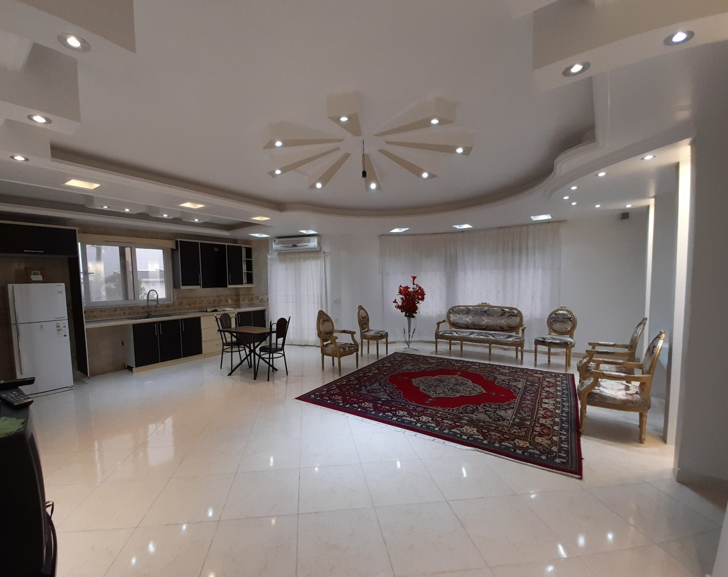 اتاق پذیرایی و آشپزخانه