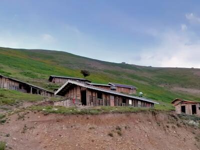 کلبه چوبی" اقیانوس ابر" در روستای خال اسپیت
