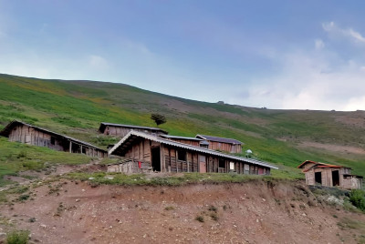 کلبه چوبی" اقیانوس ابر" در روستای خال اسپیت