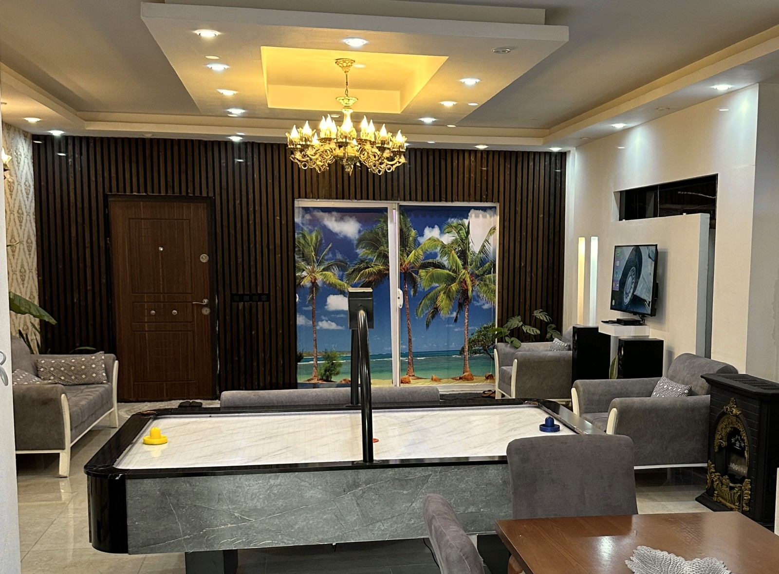 پذیرایی با میز اراکی ویلا