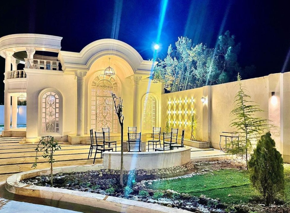 باغ و نمای اقامتگاه