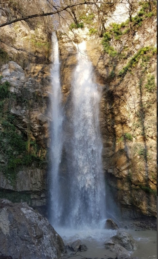 آبشار نزدیک اقامتگاه