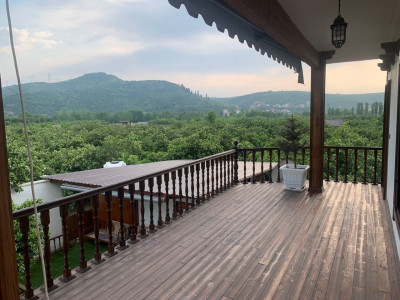 ویلایی با منظره کوه و جنگل نزدیک به رودخانه ویلایی با منظره کوه و جنگل نزدیک به رودخانه