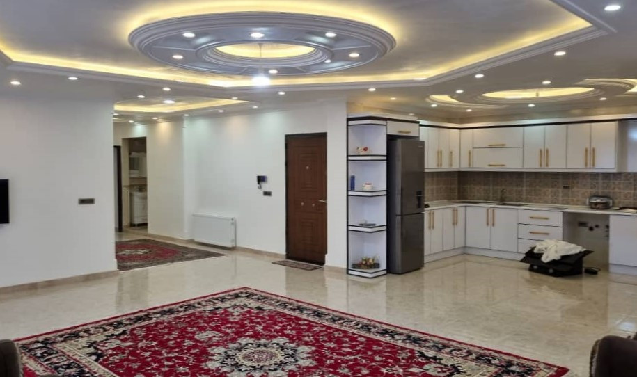 اتاق پذیرایی و آشپزخانه
