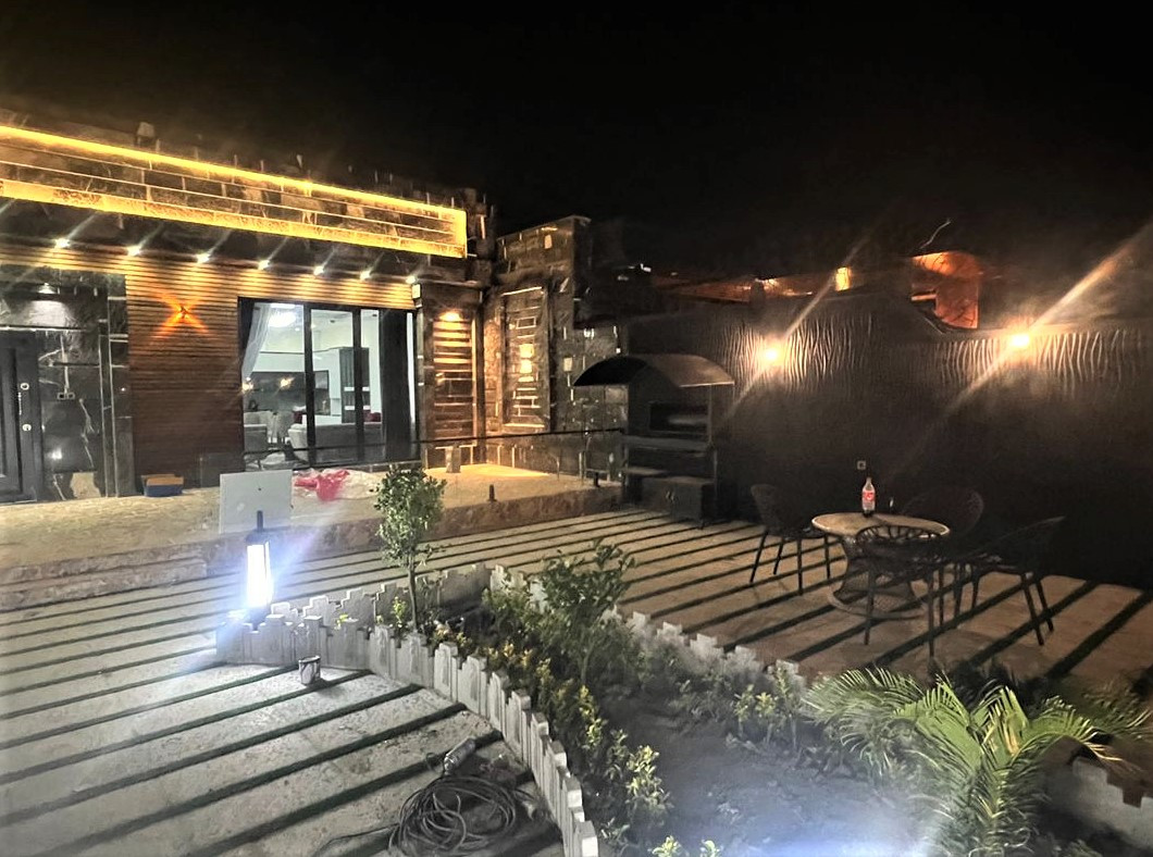 نمای اقامتگاه و حیاط