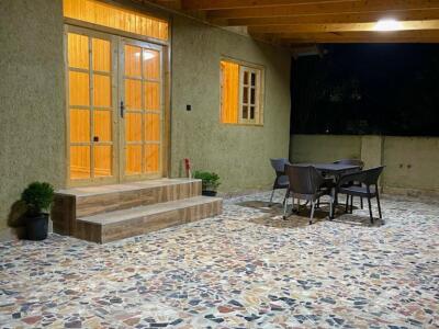 کلبه چوبی استخر دار  دیلمی در نزدیکی دریا