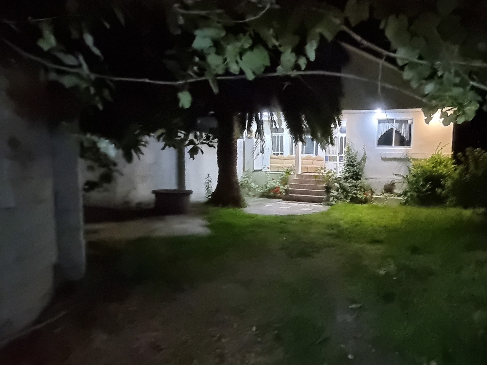 نمای داخل پارکینگ و حیاط